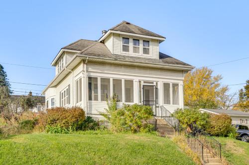 Dubuque House | 1 Mi to Downtown Dubuque! Spacious Home