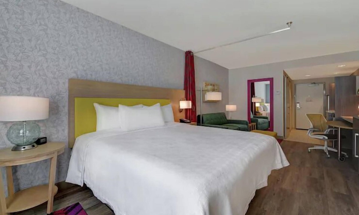 West Palm Beach Hotel | 2 King Studios w/Kitchenettes & Shuttle, 2.1mi Convention Center WPB Area