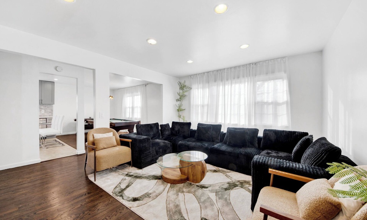 White Plains House | 3 Bedroom Home Free Parking Great for Families, Friends & Groups