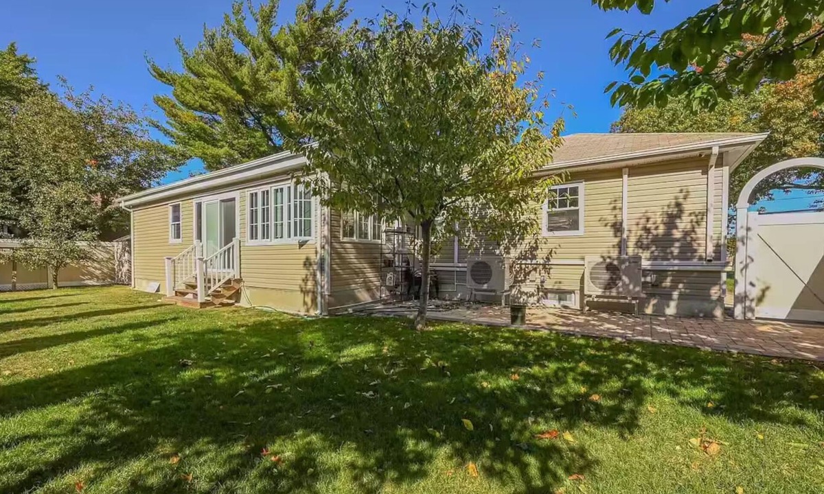 North Valley Stream House | 4-bedroom Entire home in Valley Stream NY, 10 Min to JFK Near Shopping & NYC