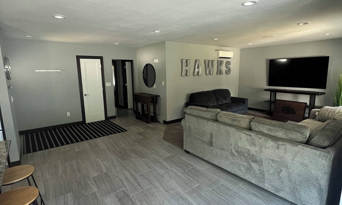 Iowa City House | 5 minute walk to Kinnick Stadium! Perfect GAMEDAY stay! Spacious 4-bedroom house