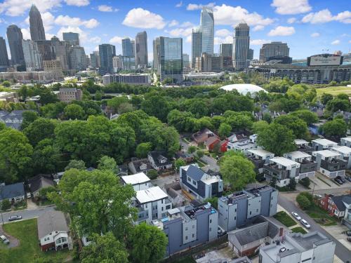 Third Ward House | 906 Westbrook B City Views Rooftop Hot Tub and Short Walk to Stadium