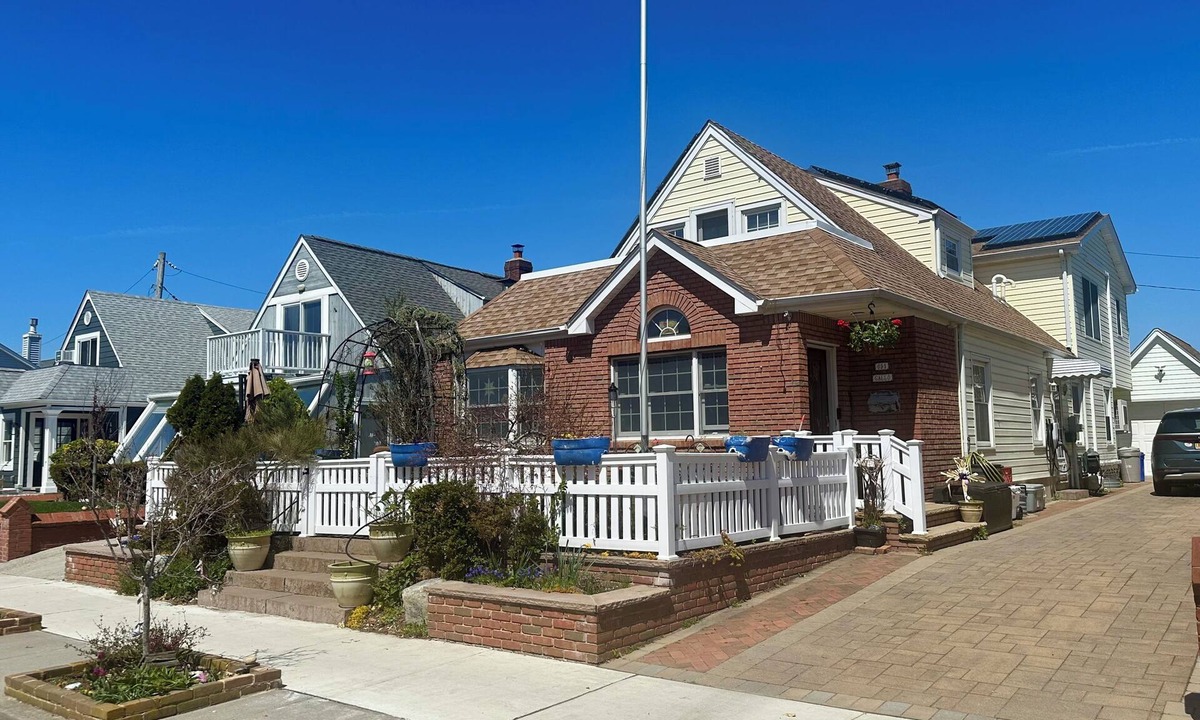 Long Beach House | Adorable 2-bedroom house with AC in one block from the beach
