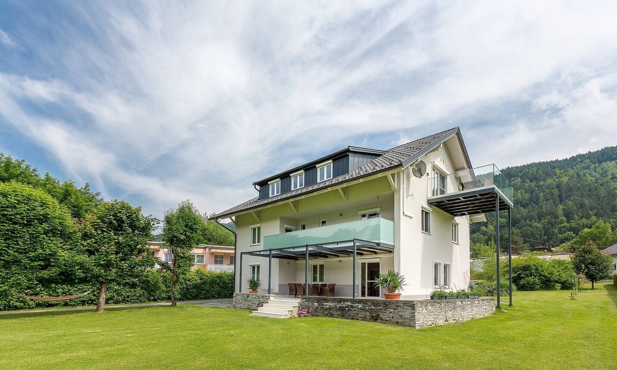 Ossiach Apartment | Apartment 'Villa Müller Turmfalke' with Lake View, Shared Garden and Wi-Fi