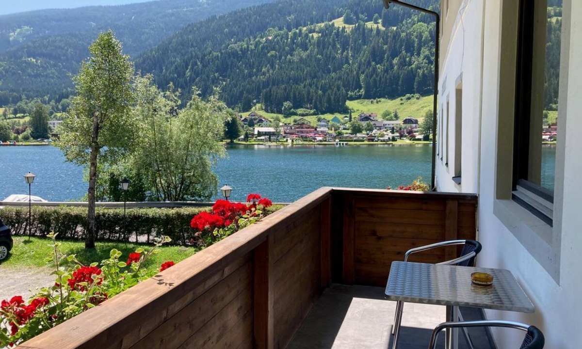 Feld am See Bed & Breakfast | Apartment with balcony, bedroom, lake view 11 - Aparthotel Seebrauer am Afritzer