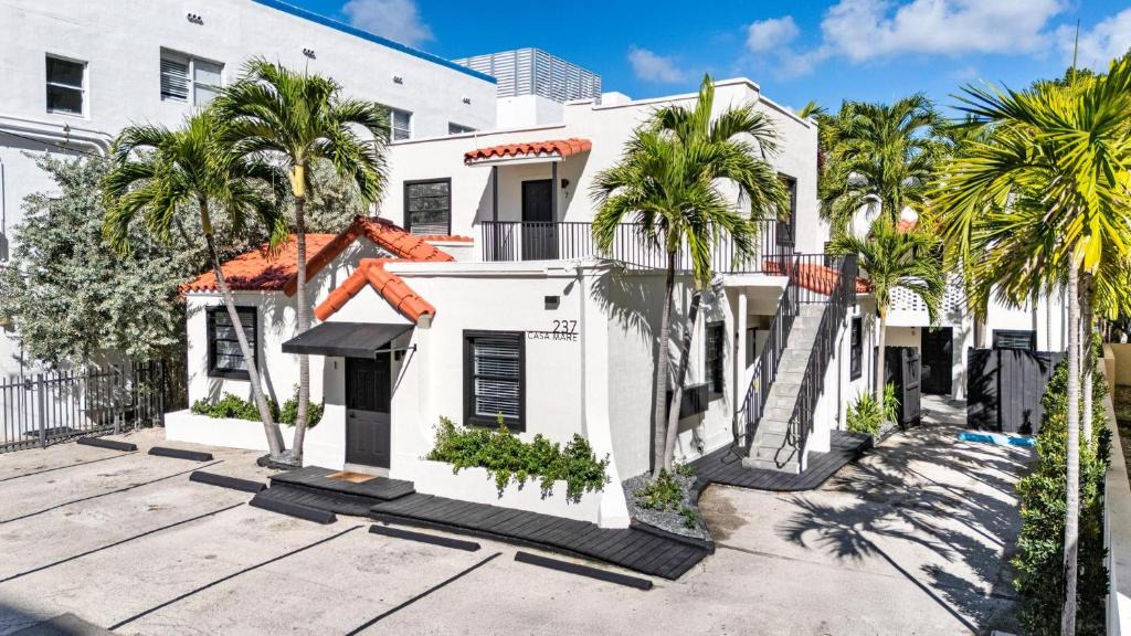 Mid Beach Apartment | Art Deco Escape Steps to Ocean & Free Parking