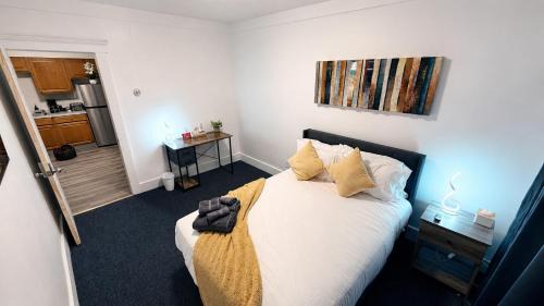 New Haven House | Bachi - Private Room 3 with Parking, Desk & Fast WiFi near Yale, Quinnipiac, SCSU & Hospitals