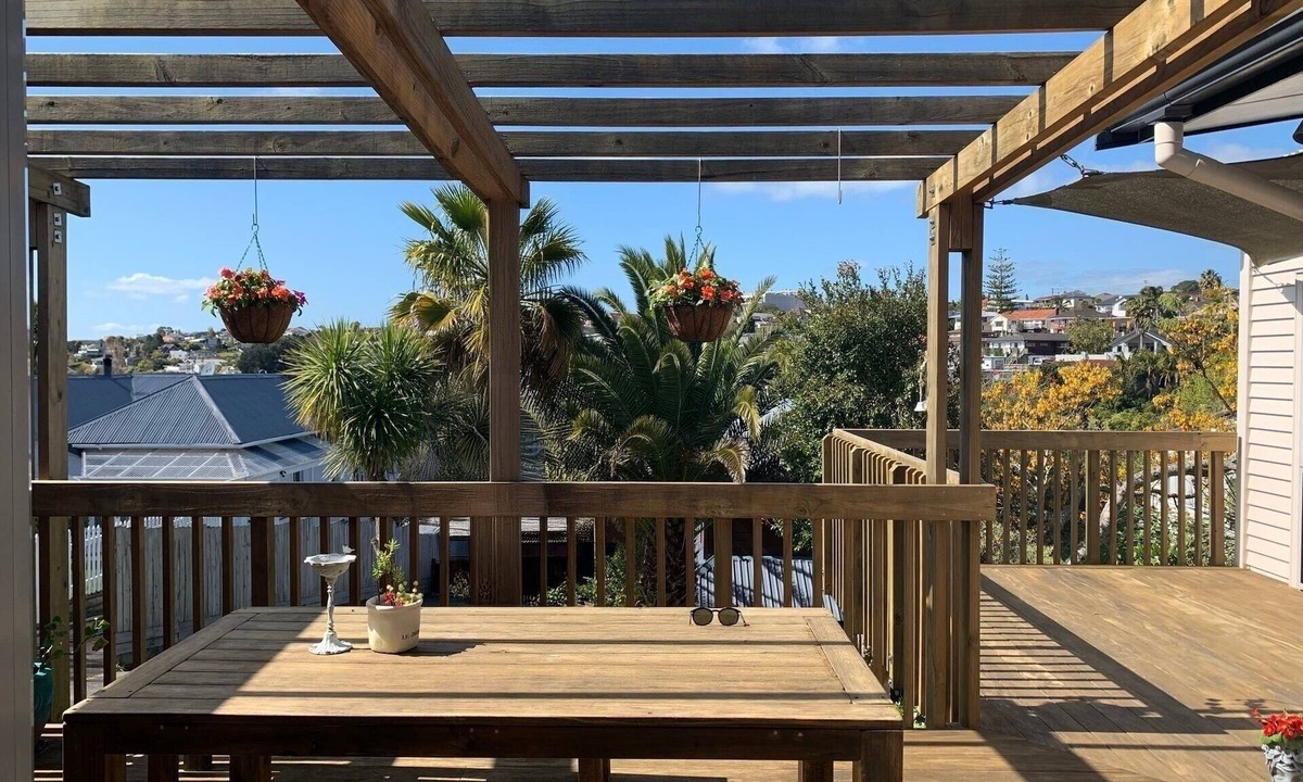 Rothesay Bay House | Bayside Retreat | Short Stroll to Beach & Park |Quick Drive to Browns Bay Centre