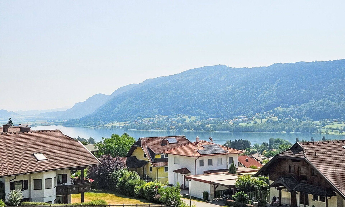 Bodensdorf House | Beautiful apartment in villa for 6 guests with WIFI, TV, terrace and pets allowed