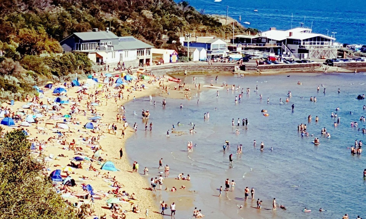 Black Rock House | Beach Cottage best location near beach & shops