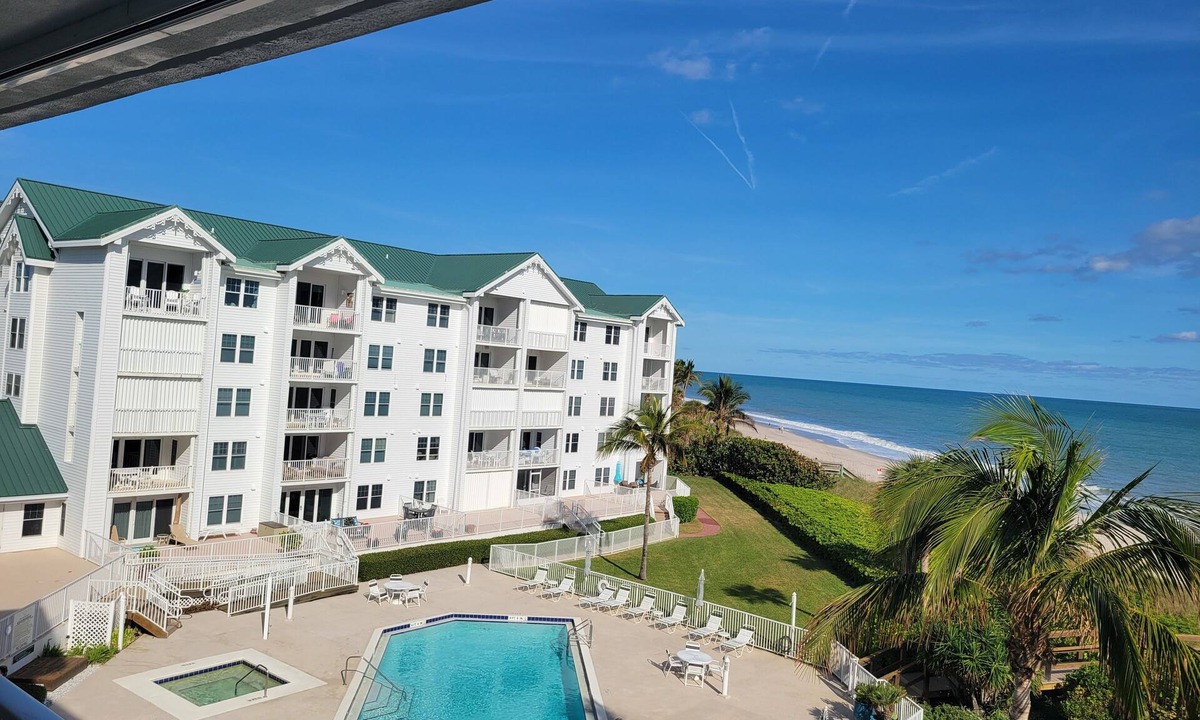 Central Beach Condo | Beachfront Condo 2-bedroom in fabulous Vero Beach with Gym and Heated Pool.