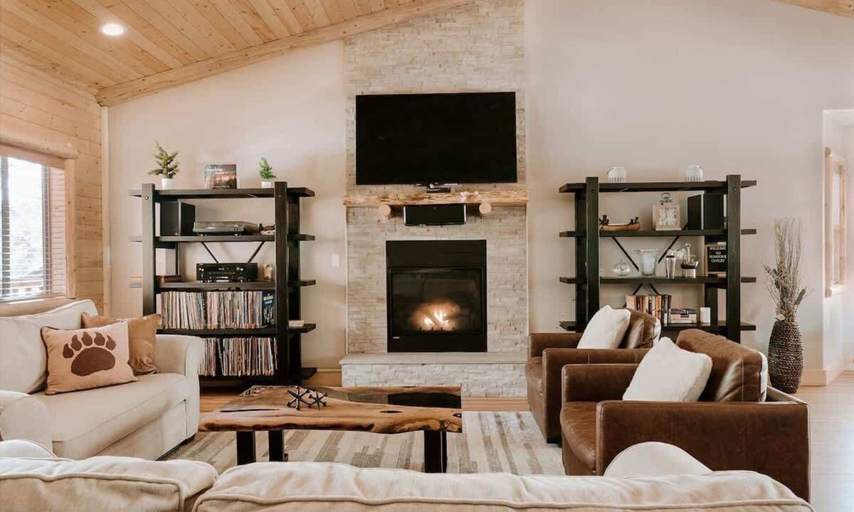 Big Bear House | Bearfoot Chalet. Smart Cabin. BBQ. EV Charger. Spa