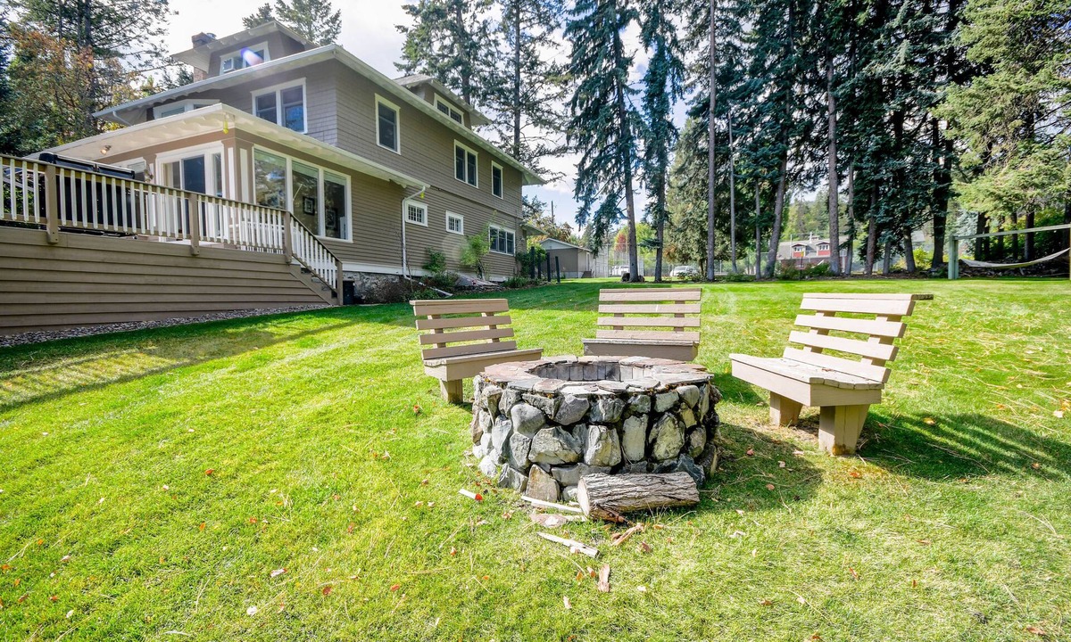 Lakeside House | Beautiful Historic Home on Flathead Lake