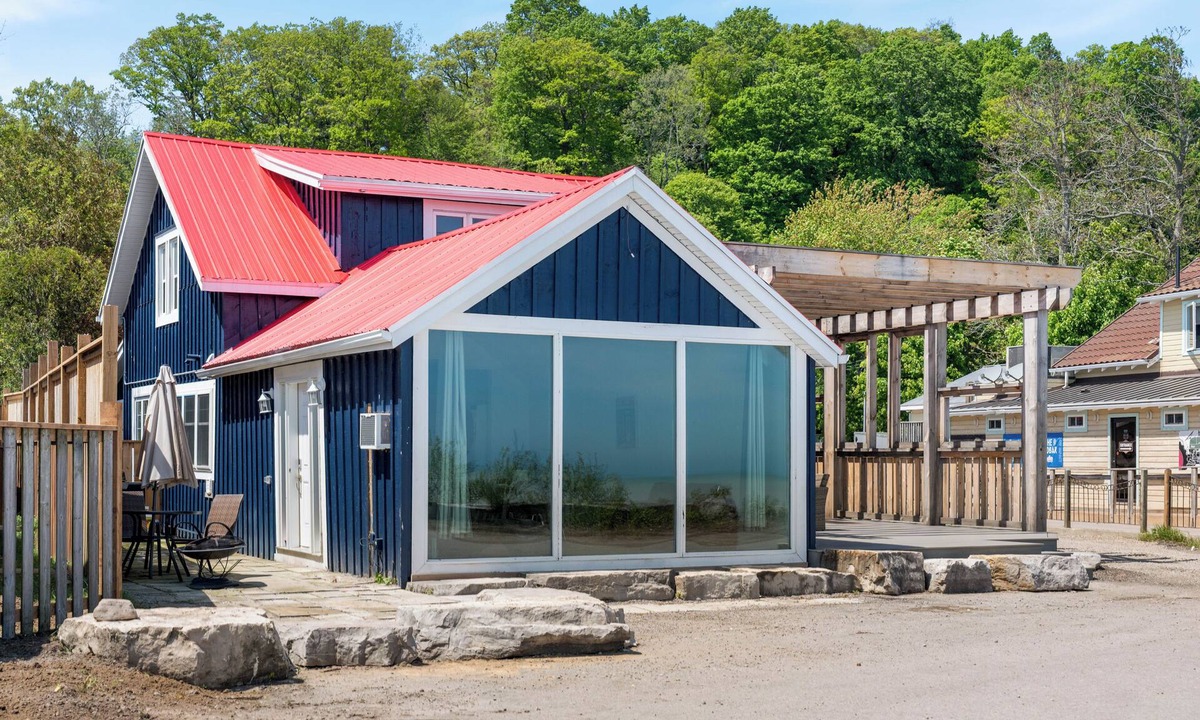 Turkey Point Cabin | Beautiful lakeside beach front cottage (FREE PONTOON/SEADOO RENTAL INCLUDED)