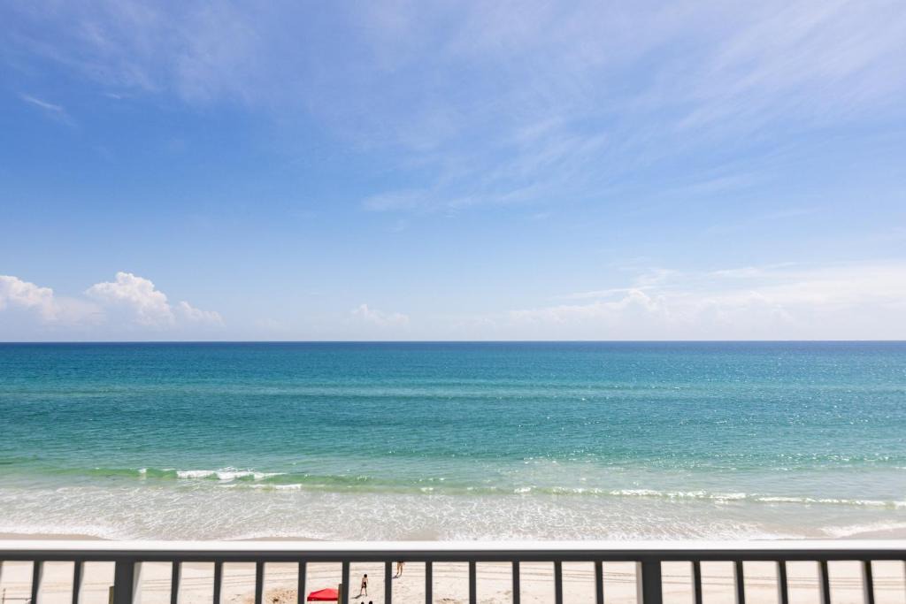 Bethune Beach Apartment | Beautifully decorated oceanfront 33 corner unit in Ocean Condo 401