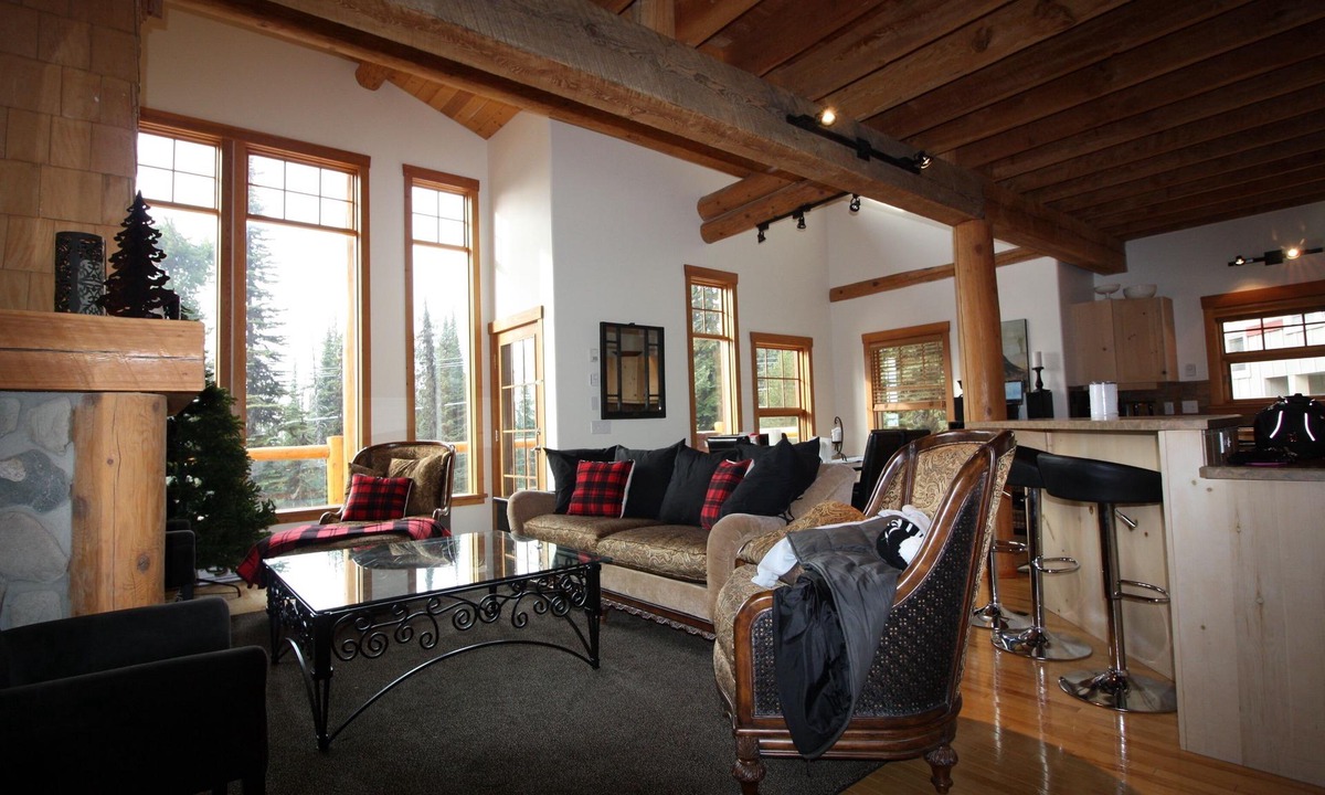 Snow Pine Estates Ski Chalet | Big White Snow Pines Chalet - Pet Friendly Sleeps up to 10, Private Hot Tub!!!