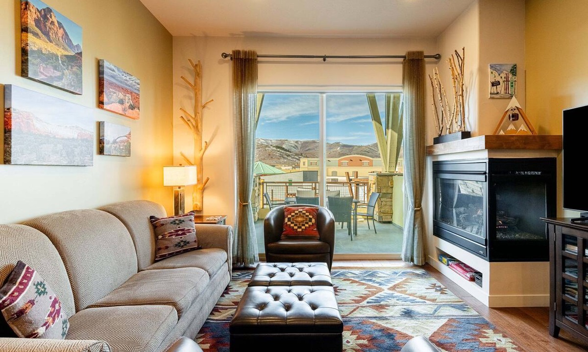 Kimball Junction Condo | Bright and Airy Mountain Townhome. Walk to Shops, Dining, Trails + Hot Tub