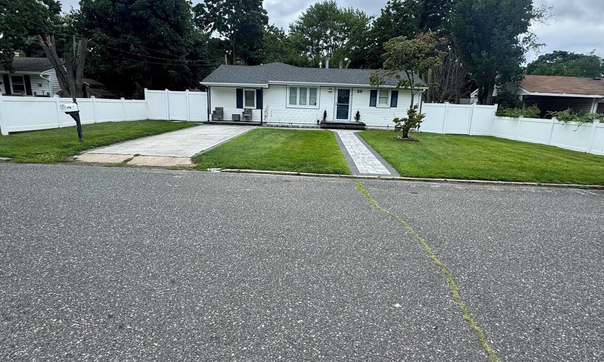 Central Islip House | Bright & Comfortable Home in the Heart of It All