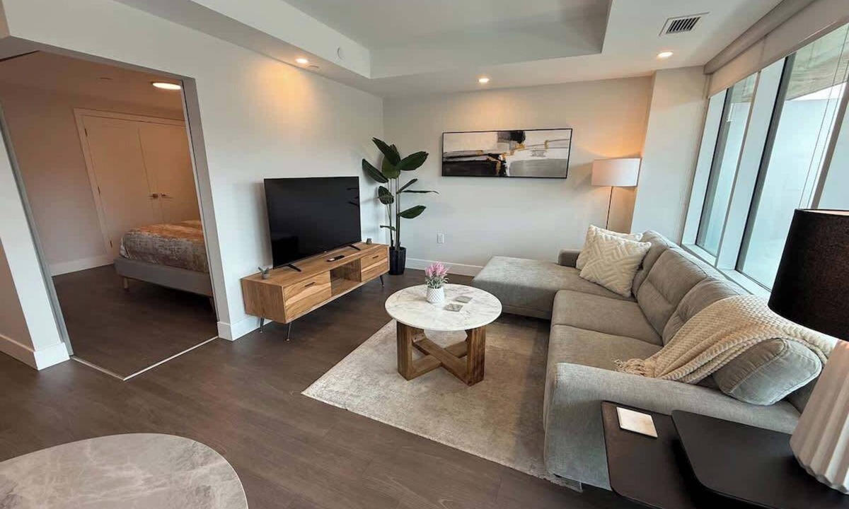 Downtown Halifax Apartment | Bright, spotless and modern 1 BR with gym