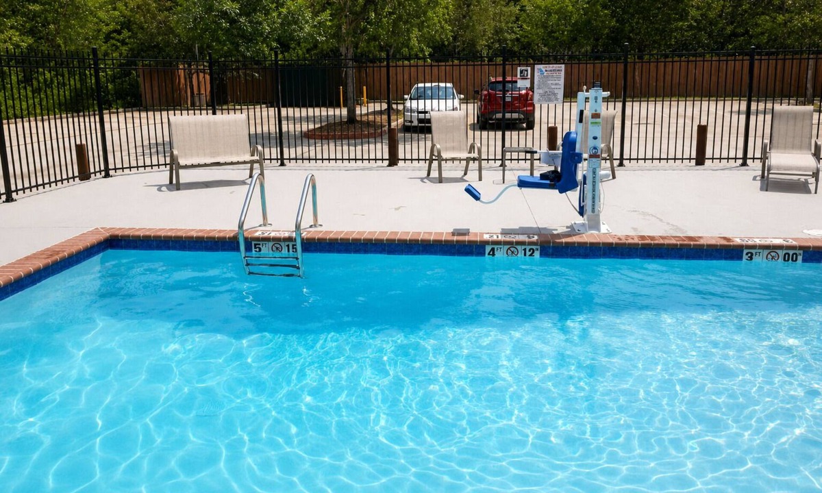 Denham Springs Hotel | Bright Suite Stay w/Kitchenette & Gym Near LSU, Zoo & Baton Rouge River Center