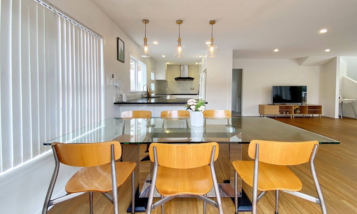 Browns Bay House | Browns Bay Spacious Retreat- near Beach & Shopping