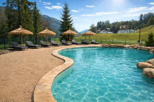 Chezery Forens Ski Chalet | Camping nature 3 étoiles avec piscine - bord de rivière