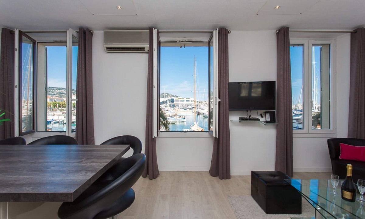 Le Suquet Apartment | CANNES CENTER, IDEAL CONGRESS, HOLIDAYS, MODERN APARTMENT FACING THE OLD PORT