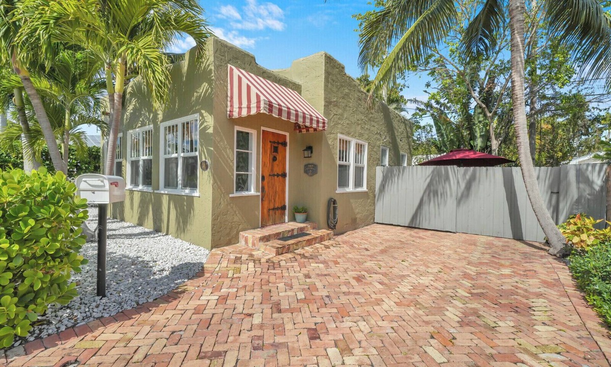 Southside House | Casa Cielo Walk to Intracoastal & Antique Shops