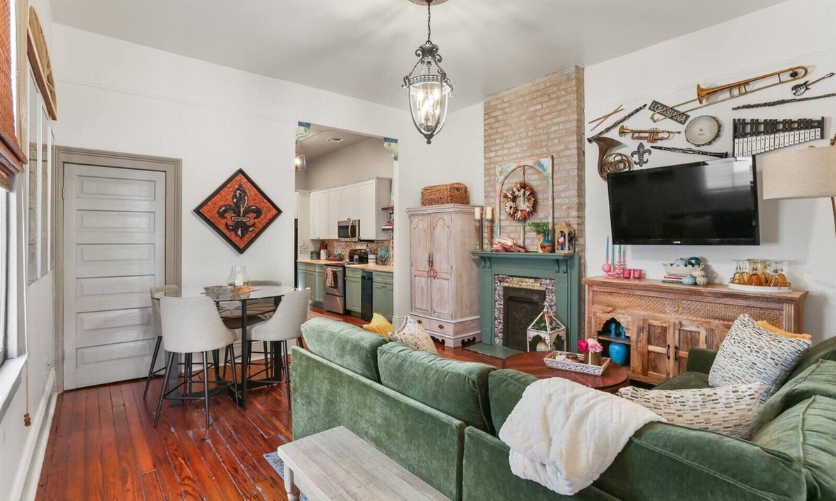 West Riverside Condo | Charming 2-bedroom Executive Stay Apartment on Parade Route Uptown New Orleans