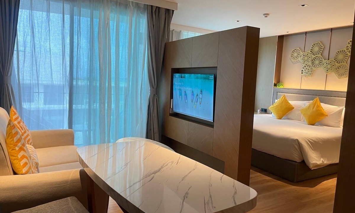 Rawai Hotel | Charming deluxe room in 5-star hotel in Nai Harn with gym and kids water park