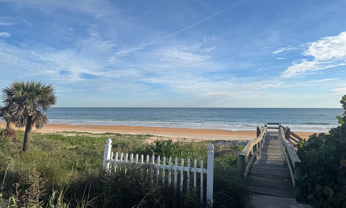 Ormond-by-the-Sea Cottage | Charming Mako Beach Cottage, with private beach access in beautiful Ormond Beach