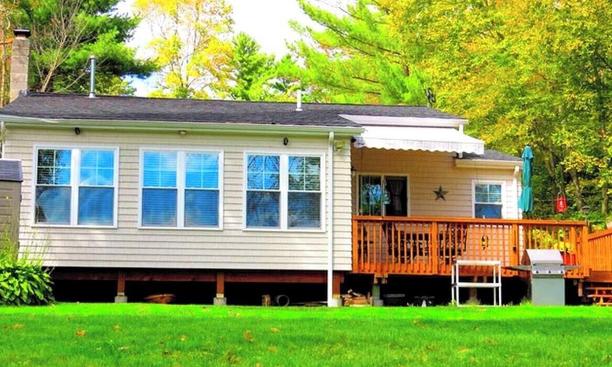 Northwest Harwinton Cottage | Charming Waterfront Cottage Rental near Topsmead State Forest, Connecticut