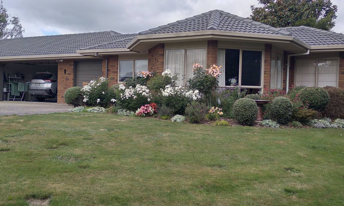 Te Awamutu House | Cherry Tree Lane Accommodation, Quiet location bordered by farmland.