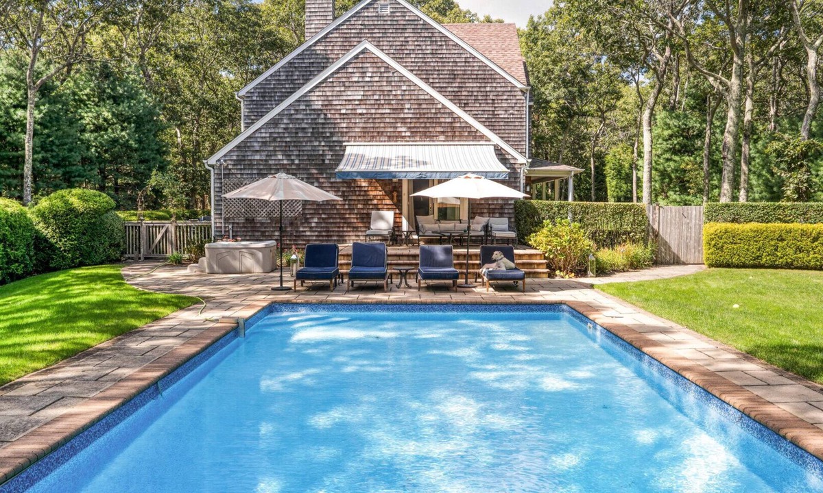 Northwest Harbor House | Classic East Hampton Home Perfect for Families Close to Town and Beaches