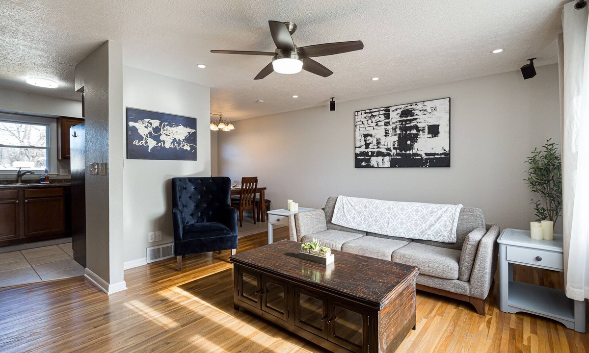 Bettendorf House | Clean and updated with a Hot Tub Minutes away from the new Bettendorf Waterpark