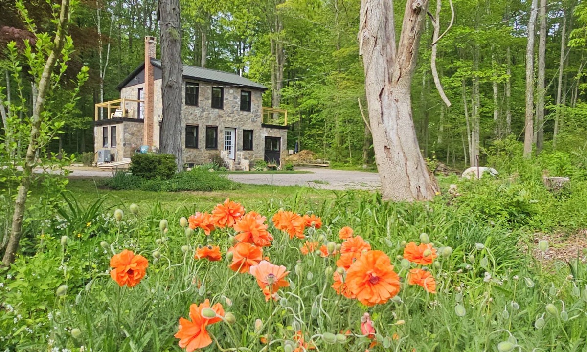 Clinton Cottage | Clinton's Hidden Secret Renovated 2BR Stonehouse, WiFi, AC, Beach Pass & more