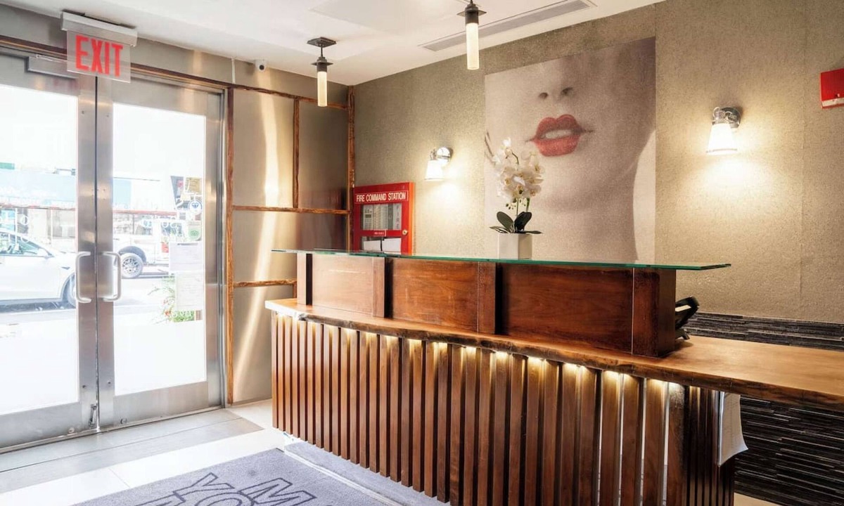 Williamsburg Hotel | Close to NYC Chinatown + Free Wi-Fi & Coffee Bar