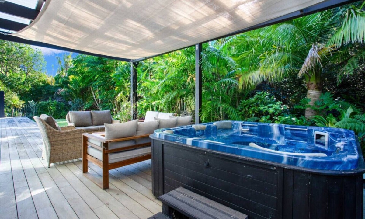 Murrays Bay House | Coastal Retreat w Spa Pool just Steps to the Beach