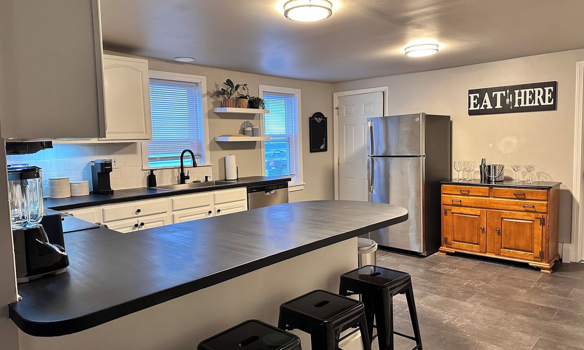 Federal Hill Apartment | Comfortable 2BR, Parking, Walk to Federal Hill — Providence's Best Neighborhood