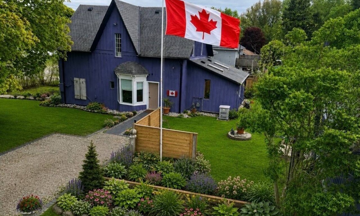 Port Burwell House | Comfortable and elegantly appointed home in this unique small port town.