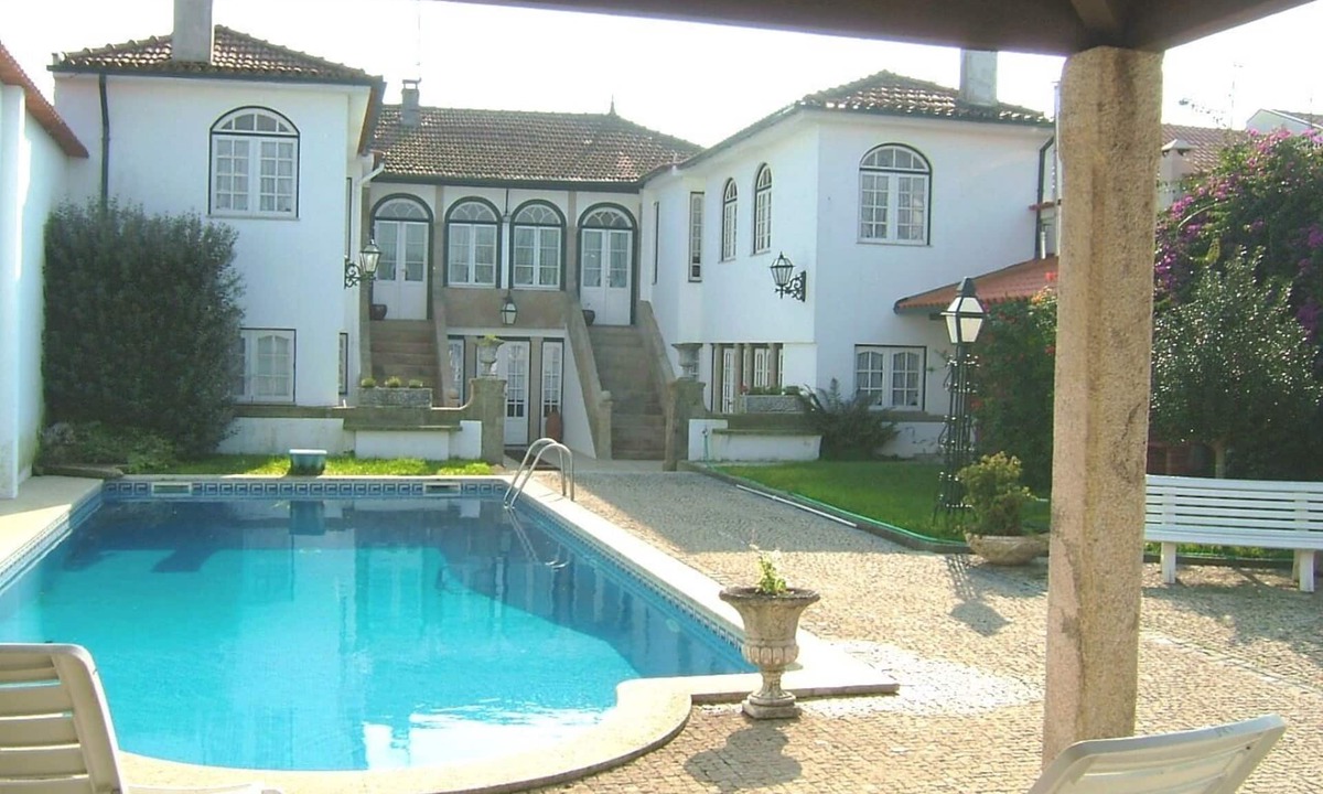 Rates Villa | Comfortable manor house with pool, for large groups. Beaches at 6km.