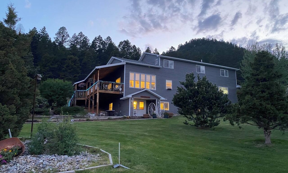Whitehall House | Country retreat with room for everyone! Sleeps up to 20 - great outdoor spaces