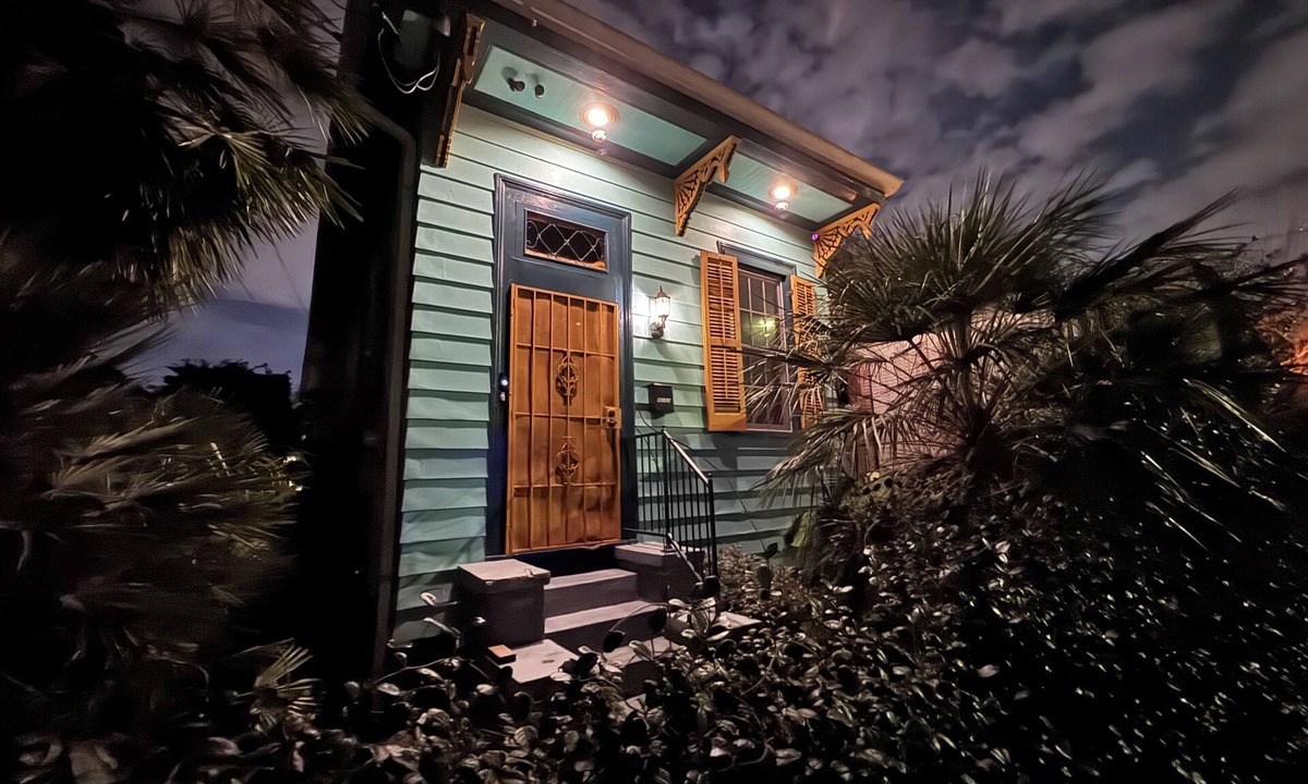 Bywater Apartment | Cozy 1-bedroom apartment in adorable New Orleana with AC