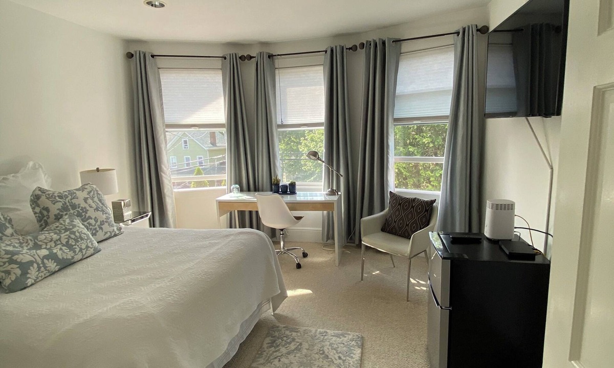 New Rochelle House | Cozy 1-bedroom + Parking - 32 mins from NYC