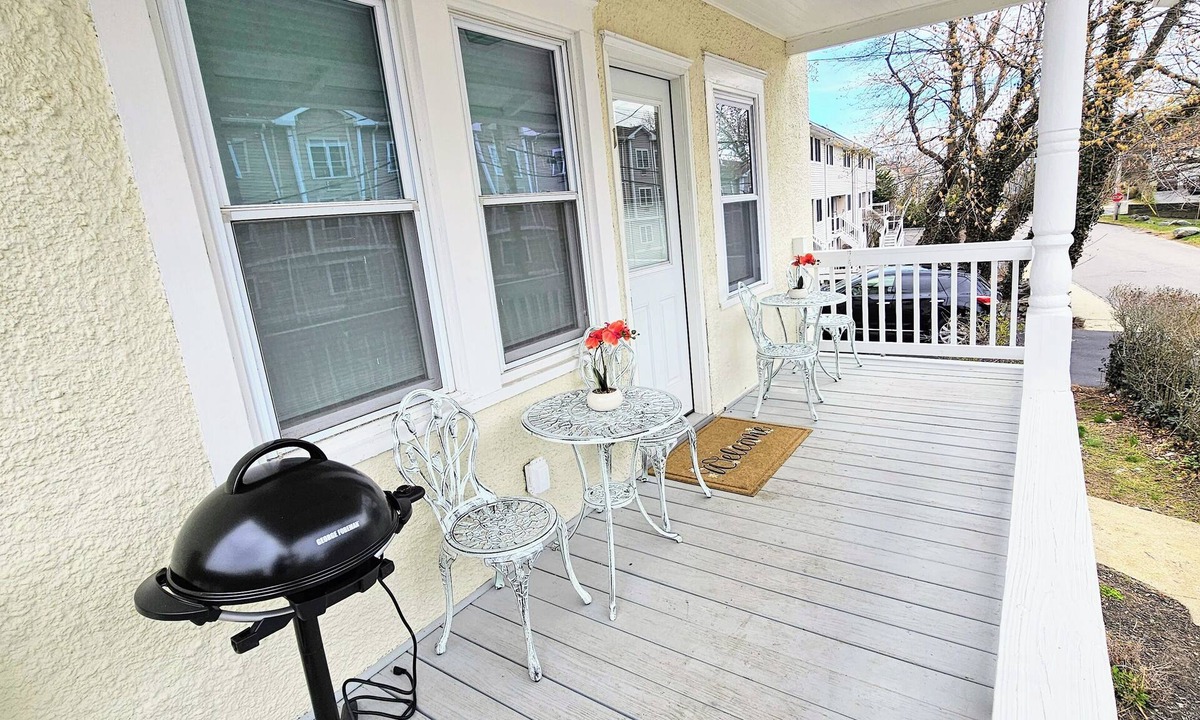 Greenwich Apartment | Cozy 2br apartment in Greenwich with driveway. Walk to restaurants & beach!