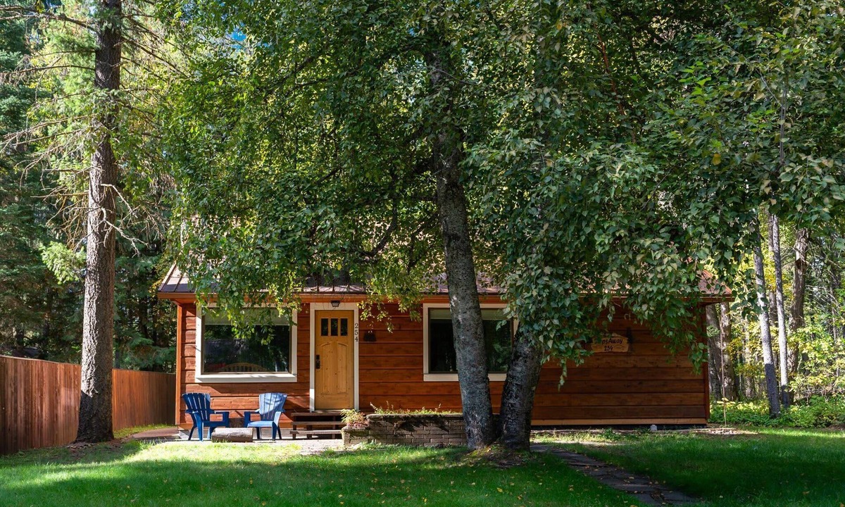 West Glacier Cabin | Cozy Cabin Walk to Glacier National Park 1 mile to GNP