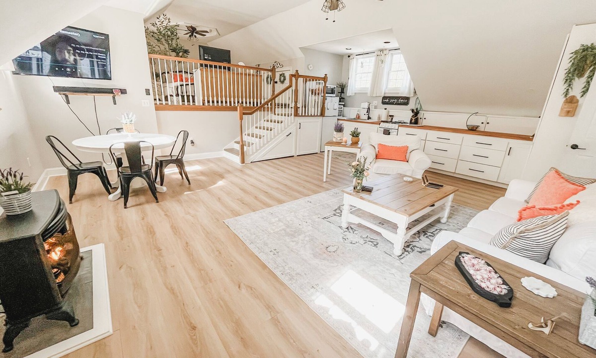 Higganum Apartment | Cozy Comforts! Country living at its finest - just 10 min to downtown Middletown