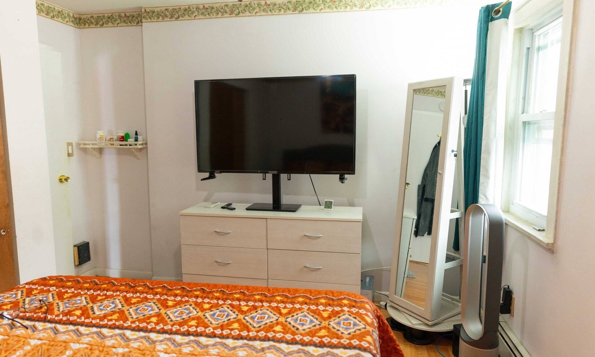 Fair Lawn House | Cozy Furnished Ranch! Pet friendly! 22 min. to MetLife Stadium!
