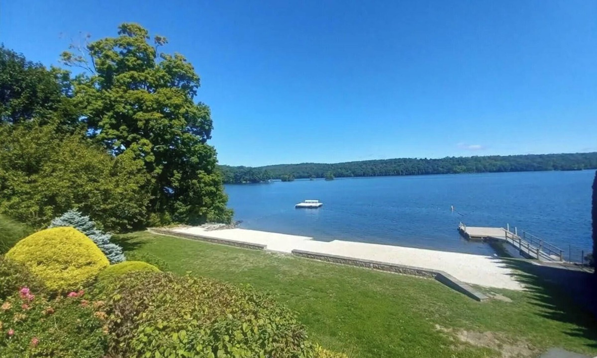 New Fairfield Cottage | Cozy Lake Community Cottage with private beach & hot tub - ideal for long stays