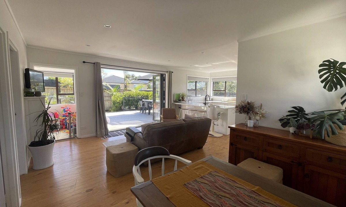 Red Beach House | Cozy on the coast - 5 minute walk to the beach (Pet friendly!)